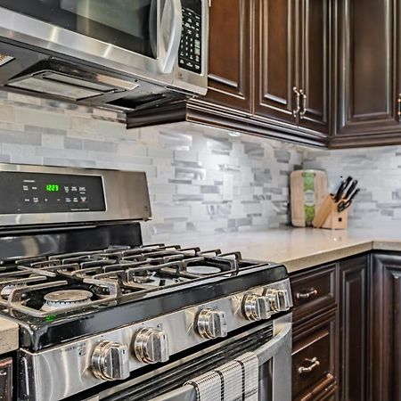 Beautiful Property In Downtown Core Close To Subway Station! Toronto Eksteriør bilde