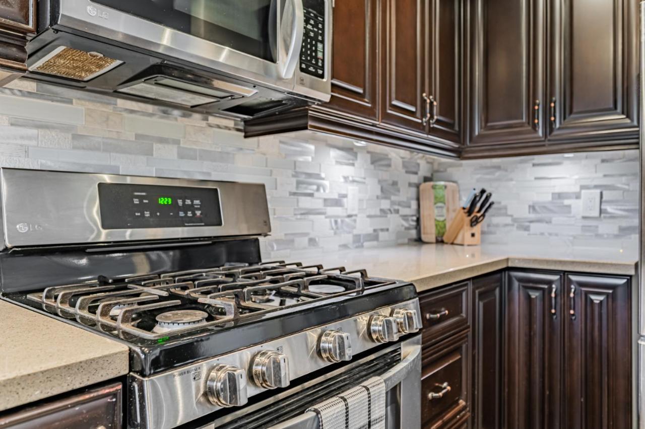 Beautiful Property In Downtown Core Close To Subway Station! Toronto Eksteriør bilde