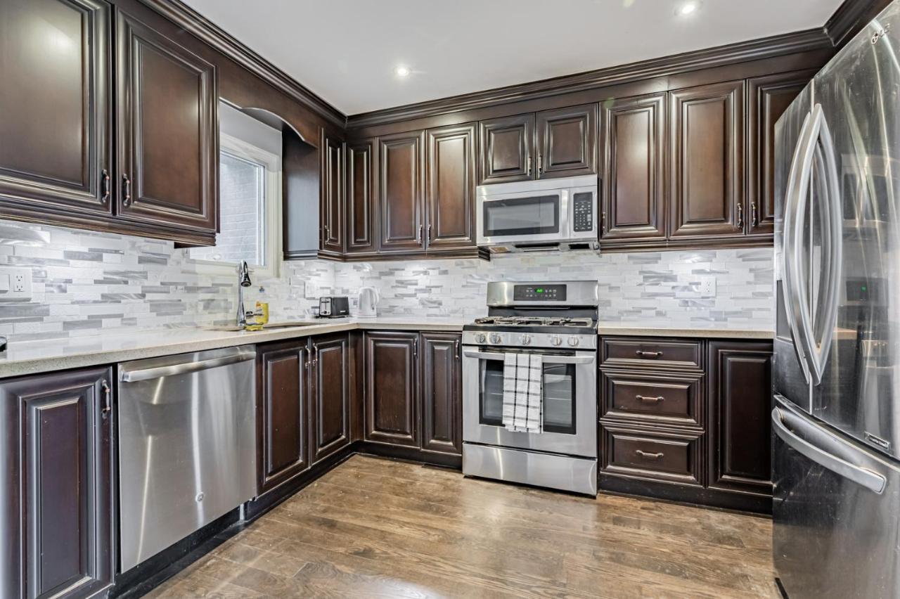 Beautiful Property In Downtown Core Close To Subway Station! Toronto Eksteriør bilde