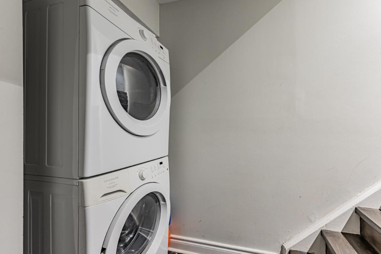 Beautiful Property In Downtown Core Close To Subway Station! Toronto Eksteriør bilde