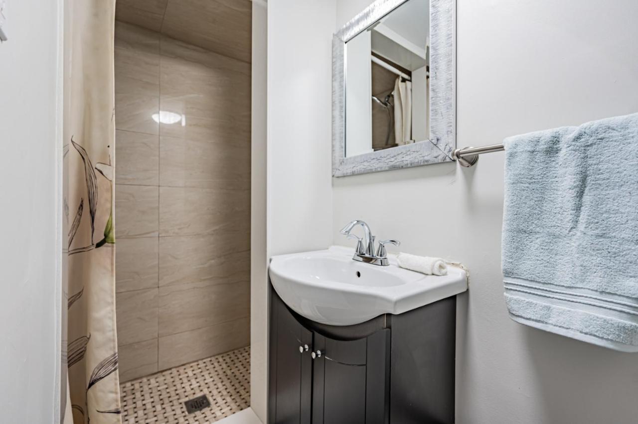 Beautiful Property In Downtown Core Close To Subway Station! Toronto Eksteriør bilde