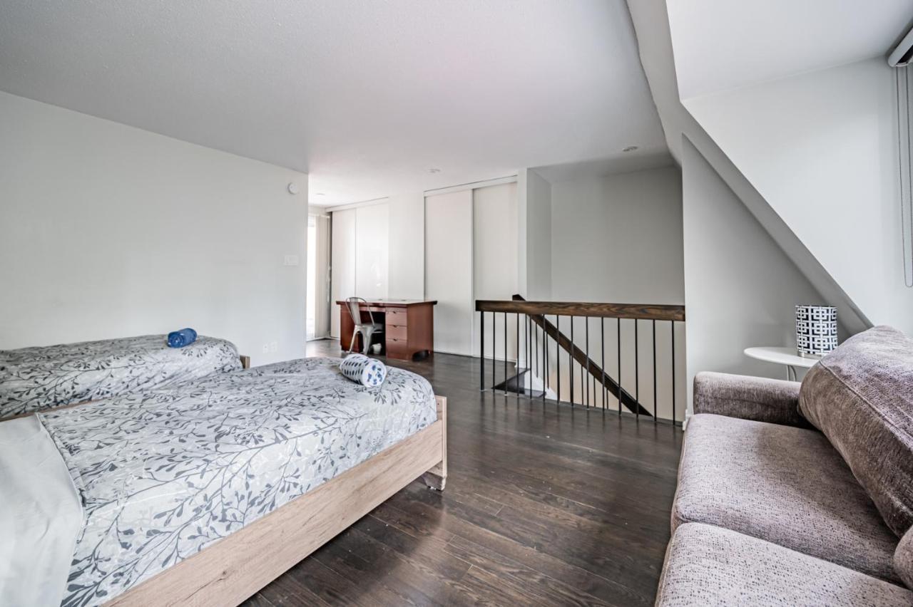 Beautiful Property In Downtown Core Close To Subway Station! Toronto Eksteriør bilde