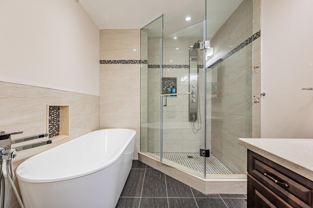 Beautiful Property In Downtown Core Close To Subway Station! Toronto Eksteriør bilde