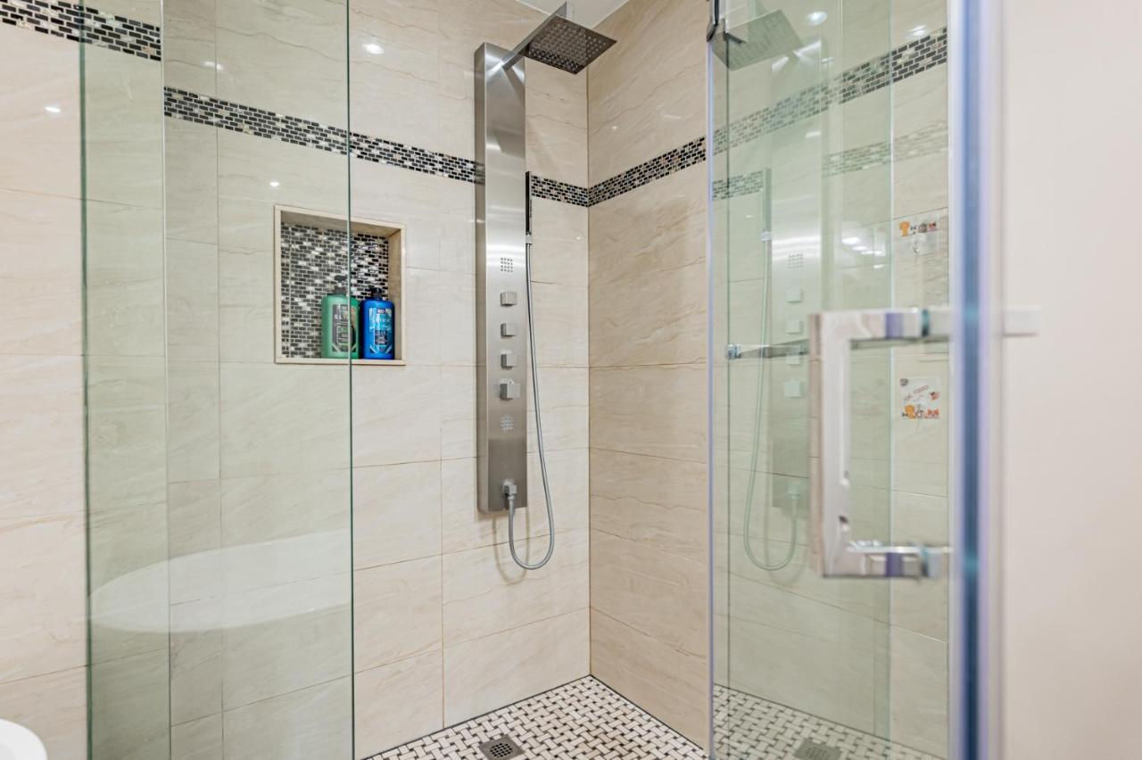 Beautiful Property In Downtown Core Close To Subway Station! Toronto Eksteriør bilde
